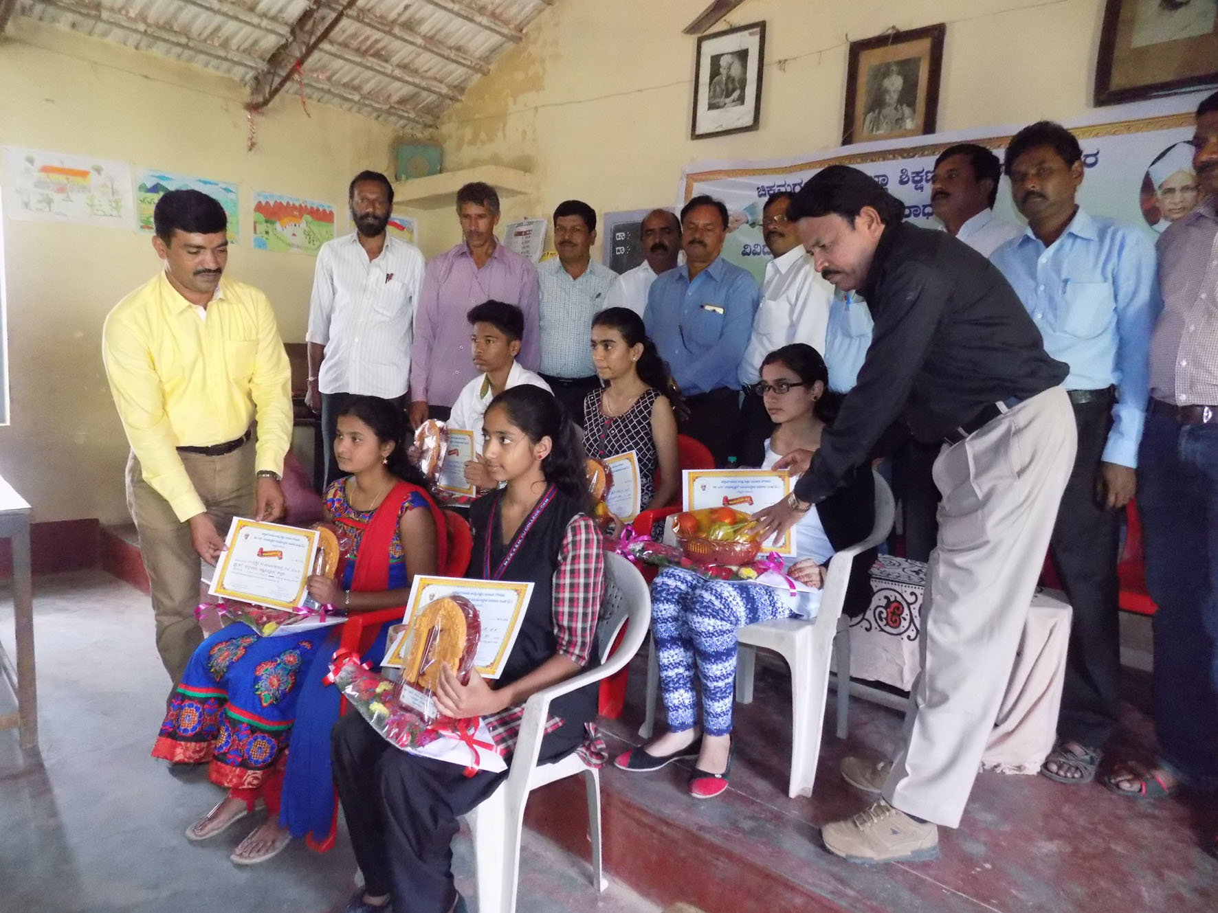 ಪ್ರತಿಭಾನ್ವಿತರು ಸಹಪಾಠಿಗಳಿಗೆ ಮಾರ್ಗದರ್ಶನ ನೀಡಲಿ: ಪರಮೇಶ್ವರಪ್ಪ